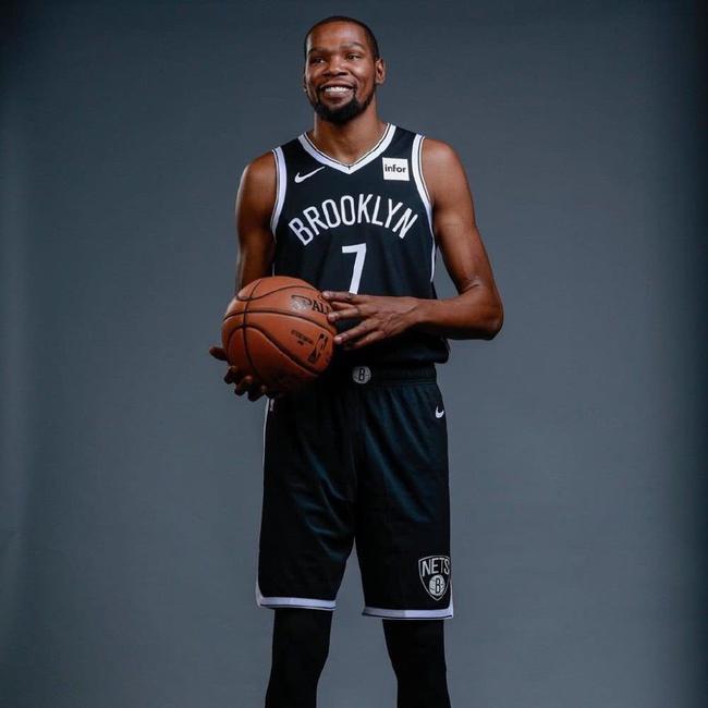 广东籍球员廖锦涛、吕焯毅参与英博队内的大连话挑战，前者胜