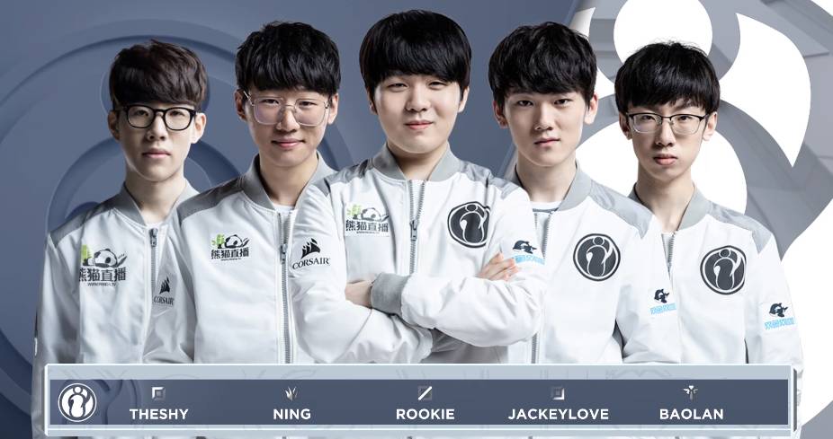 Xiaohu 的Sylas不断送出免费通行证，但 Light 的Jinx成功覆盖了下路， Weibo Gaming 横扫 Oh My God 。